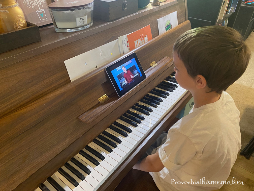 Pianolessen van de Hoffman Academy zijn een betaalbare optie voor thuisonderwijsgezinnen!