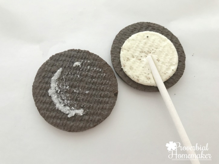 Try this fun recipe for baby chick Easter Oreo pops! Your kids will love them. PLUS find out how to color almond bark and keep it smooth!