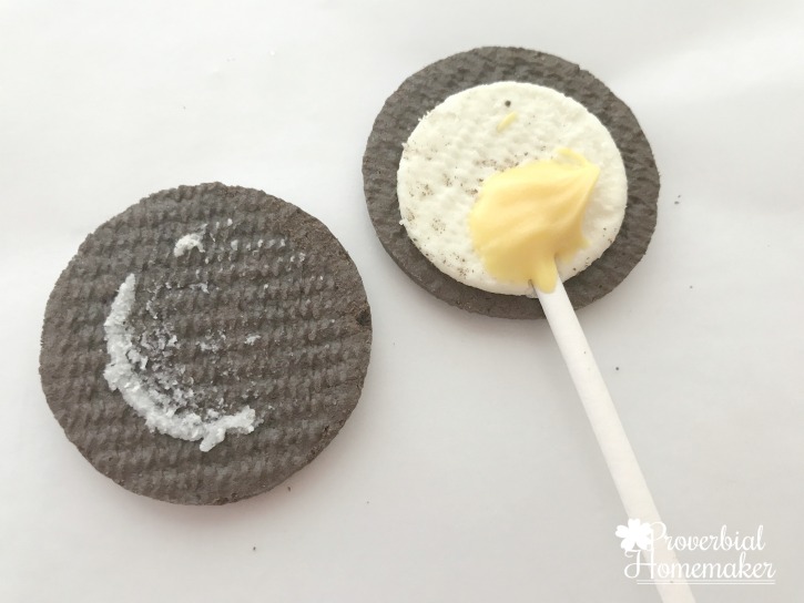 Try this fun recipe for baby chick Easter Oreo pops! Your kids will love them. PLUS find out how to color almond bark and keep it smooth!