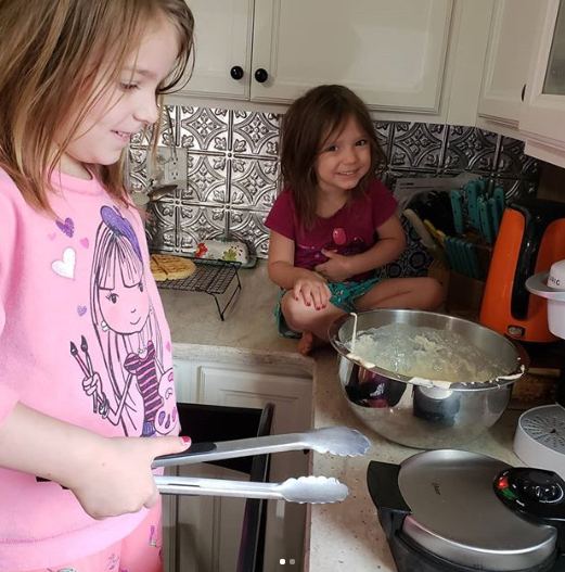 Children need to know how to cook. However, this seems to be a very scary task for many. Here are some tips to help you teach kids to cook simple meals!