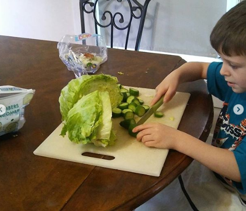 Children need to know how to cook. However, this seems to be a very scary task for many. Here are some tips to help you teach kids to cook simple meals!