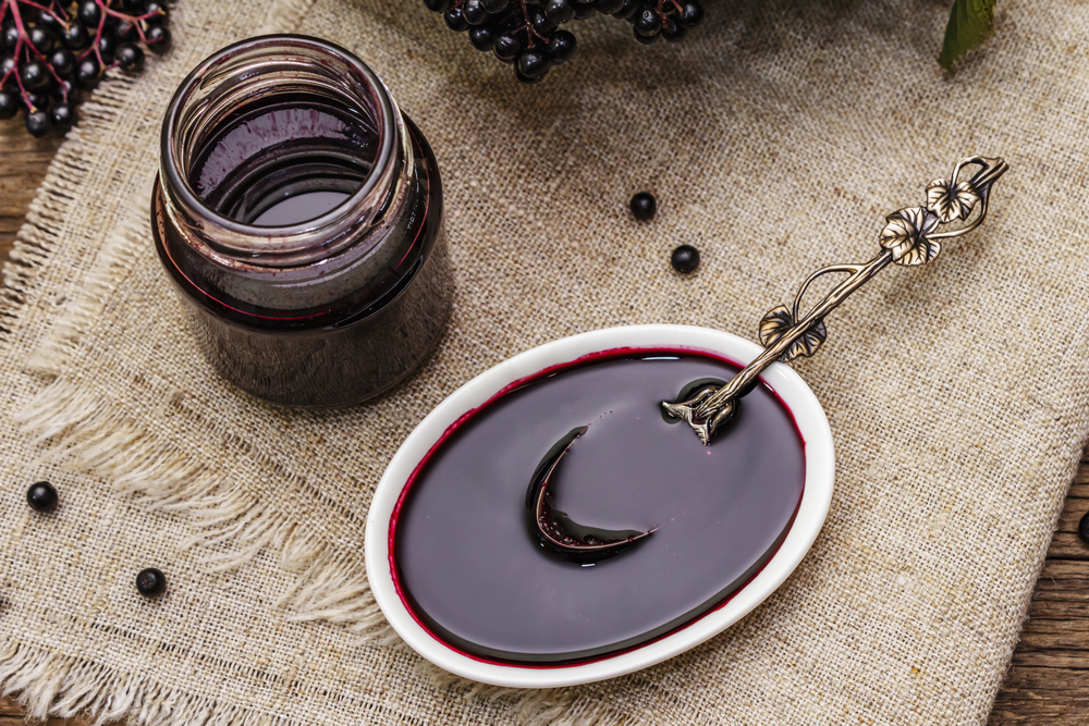 Keep your family healthy with these top uses and benefits of elderberry syrup!